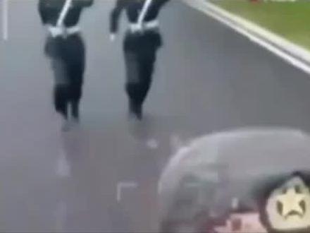 “同志,请等一下!” #纠察队 #三军纠察