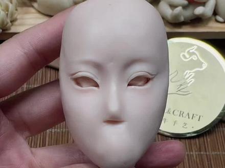 手工开眼制作教程。花了11分钟给人偶群内同学录了一段眼睛的粗略教程,虽然视频课程里面有好几种眼睛的教学,但你们就是喜欢折磨我😆
#人偶制作 #手工艺 #面塑 #粘土教程 #王犁