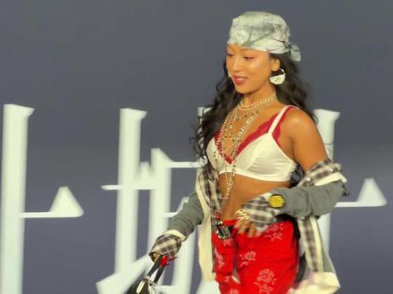 #吉克隽逸 亮相#上城士非遗巡游展 红毯这状态气质如何