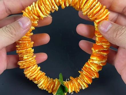 吃完橘子的皮不要丢,穿起来做个串珠吧,又香又好看!#手工diy #亲子手工 #幼儿园手工 #自制玩具