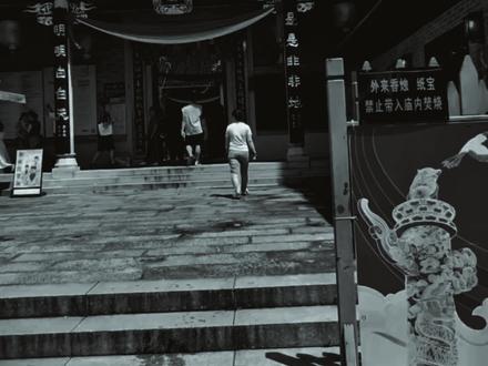 道家(开法眼) 天地无极,乾坤借法,天清地冥,阴浊阳轻,开我法眼,阴阳分明,急急如太皇元降律令,敕!
这个口诀通常与其他元素结合使用,形成一整套的修行方法。例如,“天地无极,乾坤借法,护我真身,魅火出鞘,法由心生,生生不息,天地自然,慧法分散,身师傅飞回灭,元神出窍,天青的名,阴蚀阳清,开我法眼,阴阳分明。”这段话不仅包含了开启法眼的口诀,还涉及到了修行者通过修行达到的一种身心合一的境界,其中“天地无极”作为开头,强调了修行者与天地自然之间的和谐与统一,体现了道家修行中追求的天人合一的理念。
此外,“天地无极”这一口诀在道家修行中被视为一种精神上的指引,帮助修行者进入一种特定的冥想状态,从而开启法眼,获得超乎寻常的洞察力。这种修行方法不仅在道家文化中占有重要地位,也在一些与道家思想相关的文化现象中有所体现,如影视作品、网络内容等,成为了一种文化符号。
总的来说,“天地无极”作为开法眼的口诀,不仅是道家修行中的一个重要组成部分,也是修行者追求精神升华、开启智慧之眼的一种方式。#道系青年#道法自然#修行#咒语#道教文化
