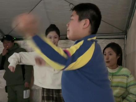 想念大家!谢谢大家喜欢《老舅》,谢谢大家喜欢周小丹~ 去年那段时间真的很开心,开心到忘了拿起手机记录,只有零零碎碎的碎片捕捉了零星幸福感,忍不住和大家分享。希望大家和我一样喜欢剧里的每一个人~祝你们今天也开心!✨#电视剧老舅 #电视剧老舅大结局 #老舅不说再见