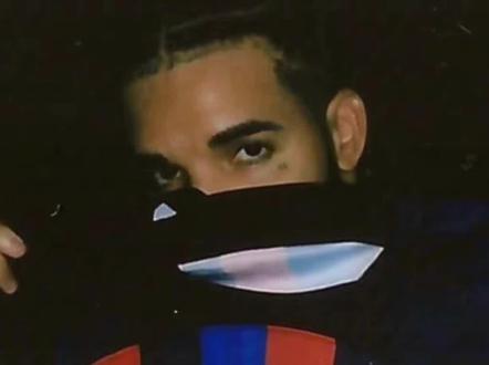 为庆祝 Drake 成为首个 Spotify 播放量超过500亿的音乐人,巴塞罗那将穿着胸前印有「OVO」标志性猫头鹰 logo 的球衣出战本周的国家德比#drake #巴塞罗那