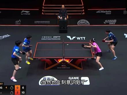 太搞笑!王楚钦领完奖退场走错方向,孙颖莎回头一看没忍住笑了