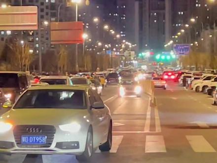 赤峰单价最贵的地段,二中国际学校#学区 #放学 #接娃放学 #赤峰 #中天 #一切为了孩子 @DOU+小助手