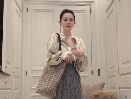 40+色彩搭配显现高级 40+,越简单越高级。
穿对颜色,美白三倍,
肤色亮了,气质稳了,
整个人贵气又年轻。
不费力,也能美得很高级。#40+#高级感穿搭 #王璇原创设计 #小众设计感