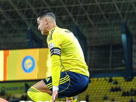 勺子任意球无效 C 罗的进球运差到极致 最后被阻止罚任意球 利雅得胜利的比赛上演离谱剧情!开场 C 罗踢出勺子任意球助攻破门,却因越位被判无效;随后他推射空门得手,又一次因越位被吹;禁区外凌空抽射击中横梁,任意球射门也差之毫厘偏出。比赛最后时刻,C 罗拼抢死球赢得任意球,本想主罚却被主帅热苏斯当场制止,引发巨大争议。#C罗 #利雅得胜利 #沙特联赛 #足球 #足球的魅力远远超过你的想象