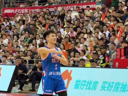 湘BA名场面:朱鹏宇在场上“指挥交通”?你怎么看? #湘BA#岳阳vs株洲#朱鹏宇#篮球裁判手势#篮球规则案例探讨