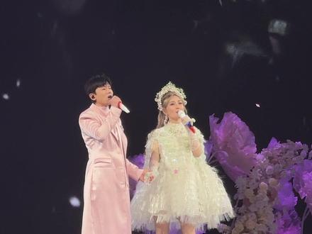 杰娜世纪合唱!时隔8年《明天过后》全场大合唱✨ 家人们谁懂啊!谢娜成都演唱会最大惊喜——张杰空降当嘉宾!😭 谢娜前面还说要自己唱《明天过后》,下一秒杰哥声音出来,全场直接爆炸!两人婚纱西装牵手合唱,对视全是宠溺,“牵着你的手一直走到最后”,这一幕真的哭死!时隔8年的世纪合唱,青春和快乐一起回来了!💥
#张杰空降谢娜演唱会
#张杰谢娜合唱明天过后
#谢娜演唱会惊喜嘉宾张杰
#明天过后世纪合唱