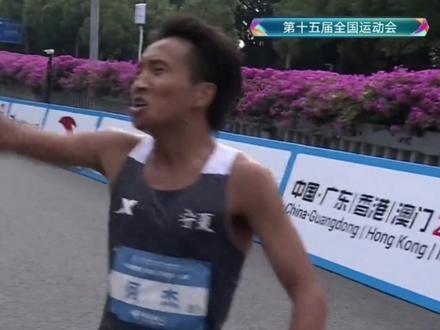 全运会马拉松比赛|何杰夺冠 何杰:本次比赛真的看的热血沸腾,何杰开始就领跑,想找人交替领跑一直没人出来,都想跟在后面保存体力,35公里看到云南队还有四个人在第一梯队的时候何杰应该很绝望吧,如果不突围到冲刺的时候孤军奋战会很困难,于是毅然决然冲了出去,顶住压力,帮助宁夏夺得亚运会首金。
高鹏:从十几公里开始痛苦,坚持到最后,反超吴向东获得亚军。
吴向东:跟跑一整场,最后冲了出来没保住亚军被高鹏超越,等会长的vlog。
许乐:跟腱断裂5个月后,全马237安全完赛,赛后跟一直在终点等待的师兄吴向东仅仅拥抱,励志的故事还在继续。
张德顺:开始就领跑展现王者之姿,中途被第二集团追上选择跟跑,最后又冲出去,绝杀了冲刺经验更丰富的次仁措姆,当代马拉松女子第一人。
次仁措姆:差点以为要夺冠了,跑的很稳,下次加油。
路颖:很多时候都在领跑,实力很强,收获了第二个亚运会季军。
李芷萱:今天的造型也太张天爱了。
#何杰全运会马拉松夺冠 #何杰马拉松 #全运会马拉松