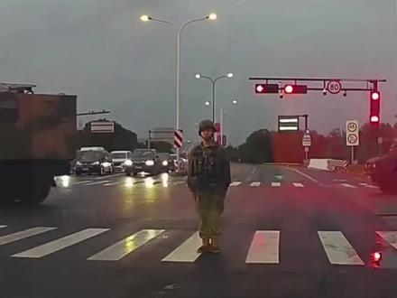 车辆路口遇见军车车队通行主动停车礼让,军车通过后 兵哥哥敬礼感谢,车主:感到很暖心。#军人 #暖心一幕 #正能量传递 #敬礼 #浙江dou知道