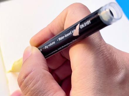 一分钟把春天和幸运打包成小清新四叶草花丛 挑战一分钟画完这幅画!⏱️
铺色、划线、然后疯狂点点点…
这种从无到有“长”出一片景色的感觉,真的太爽了!
快来试试,你能在一分钟内画完吗?#画画教程 #简笔画画 #跟着抖音学画画 #丙烯马克笔 #一起画画吧