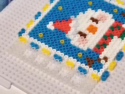 亮晶晶的拼豆竟然可以烫出来!!!今天用拼豆做了一个冬日氛围的邮票活页本~加上亮晶晶的烫豆大法,非常有冬日的节日氛围哦~快艾特你的好朋友给你做吧!#拼豆 #手工 #手工diy #创意 #玩具