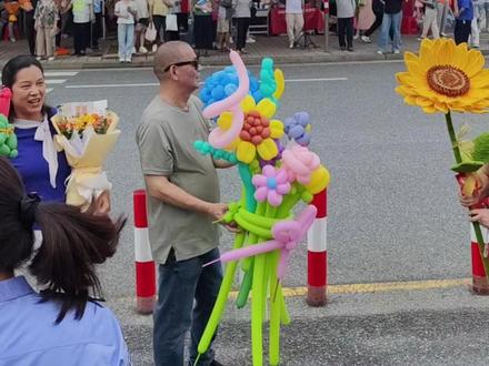 “高考结束,可以谈甜甜的恋爱了!”姐姐携全家自制横幅迎接妹妹下考,妹妹反应亮了!#青春的答案 #媒体精选计划#2025高考