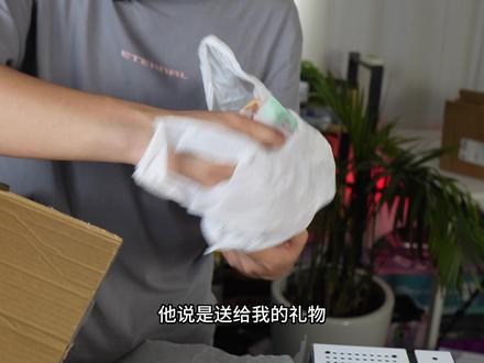 有个兄弟买了一个定制的C24小方糖,以及一些配件,帮他装了一台主机,再给他加了一个屏幕,这个颜值是真的不错!#diy电脑 #电脑主机配置推荐 #装机