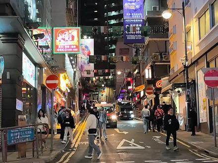 香港的不夜城--蘭桂坊,点杯鸡尾酒坐会,这里没有酒托,可以放心大胆的喝,那些高个长腿的美女像俄罗斯人,你一个人时会主动上来让你邀请她喝一杯酒,老板说他们不是女的,是男人,泰国人,这里有来自世界各地的,看似很乱其实很安全,旁边有香港皇家警察为你日夜守护。