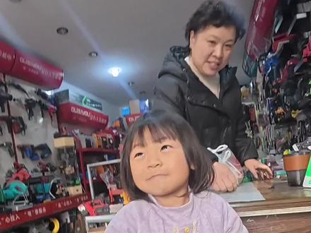 小美女又来修玩具了#抖音伙伴计划#闪电修工具#第一视角维修#大有5768##万能爷爷