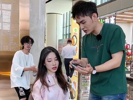 这个魔术,让后面的小助理慌的一笔#街头魔术 #整蛊 @DOU+小助手