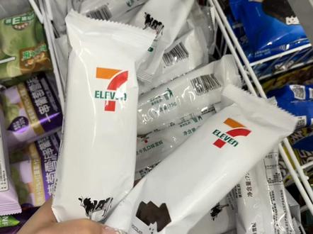 不愧是711最夯新品!!!好吃好吃好吃好吃 #711便利店 #711冰淇淋 #牛乳味冰淇淋 #巧克力冰淇淋 #夏天