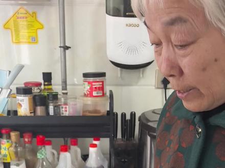 小时候的味道,馒头片裹着鸡蛋液,金黄的炕馍片出锅啦!外酥里软,热乎乎的带点咸味,好吃极了😁#炕馍片 #炸馒头片 #美食