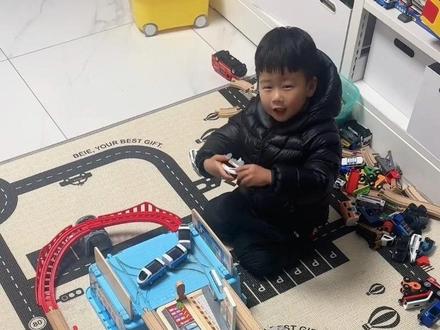 秋天小工程师正在搭建合肥到北京的高铁线路啦~#高铁 #中国速度 #中国高铁 #玩具 #复兴号
