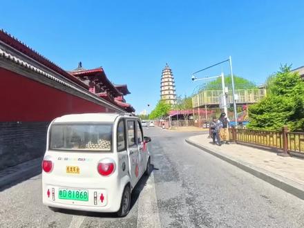 《定州开元寺塔》定县开元寺塔位于河北省定州市南城门内东侧开元寺内,又名“料敌塔”,通称“开元寺塔”。北宋咸平四年(1001 年),宋真宗下诏建寺筑塔,以供奉开元寺僧令能从古印度取回的佛经、舍利,北宋至和二年(1055 年)建成,历时 55 年。因定州是辽、宋军事要地,宋朝利用此塔瞭望敌情,故又名“料敌塔”(或“瞭敌塔”)。
开元寺塔历经多次自然灾害:其中清康熙年间地震、光绪十年(1884年)东北角塌落。1986年至2003年,国家进行大规模修复,复原塔体结构并加固,再现宋代风貌。
塔内保存宋代至清代碑刻34块、佛教壁画、金刚经函等文物,回廊顶部有宋代砖雕平棊,其斗拱彩画被誉为“北宋建筑彩画重要遗存”。
开元寺塔原为供奉佛舍利而建,塔基地宫藏有金、银、琉璃等仿制舍利。
开元寺塔是八角形楼阁建筑,为中国现存较高古砖塔,造型端庄。塔身十一级,自下而上按比例逐层收缩。其结构为外塔体环抱内塔体,楼梯从内塔体穿心盘旋至塔顶,内外层衔接形成塔内藏塔的奇特结构。
定州开元寺塔集建筑、佛教、书法绘画艺术于一体,在中国古代建筑史上占重要地位。 1961年3月4日,开元寺塔(料敌塔)被公布为第一批全国重点文物保护单位。 #定州 #定州贡院 #定州博物馆一日游 #定州文庙 #石家庄周边游
