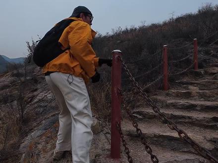 京郊绝美山脊线!赏花圣地舞彩浅山徒步环穿全攻略! 🗺️基础信息 & 导航
导航地址:峪子沟停车场
交通方式: 自驾市区出发大概 1-1.5 小时车程。或可乘地铁至俸伯站,C1口出站步行至顺76路地铁俸伯站,乘车至峪子沟停车场站。
📊路线规划 & 强度
进阶小环线:步道入口 ➡️ 木栈道爬升 ➡️ 锁风洞 ➡️ 降魔顶 ➡️ 骆驼峰 ➡️ 环线回起点。
路线数据:全长约 9.5-10 公里,累计爬升约 900 -1000米。
预计耗时:7-8 小时 (包含拍照打卡时间)。
难度级别:初级/中级,只走登山步道至锁风洞后下山为初级、进入锁风洞旁小路上山顶为中级,爬升较大,路相对难走,且有山脊路段需手脚并用。
🎒装备与食物
鞋服:穿专业徒步鞋或足够防滑的鞋!当前季节速干衣+防风外壳即可,不过背包内最好准备一件保暖层以防万一。
配件:薄手套 (野路树枝较多,后程需手脚并用,可保护双手) 、防晒 (墨镜、遮阳帽、防晒霜)、登山杖 (只走登山步道可带双杖,计划进入后程野路可带单杖辅助或不带)。
饮食:建议轻装,每人1.5L水 (包含一瓶电解质饮料),一顿中午的路餐 (山饭,三明治,泡面等均可) 和一些高能量小零食即可。
⚠️注意事项
防火要求:舞彩浅山是重点防火区,禁止携带任何火源进山。
离线地图:本期路线后程有野山路段,部分区域没有信号!提前准备好离线轨迹,全程紧盯轨迹防迷路 (某路编号:26595087)
无痕山林:野外路段没有垃圾桶,产生的垃圾请全部装进垃圾袋带回市区,保护环境!
#北京 #北京徒步 #徒步 #北京周边游#户外