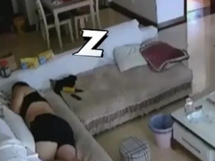 男子在沙发上睡觉被电视剧叫醒,网友:大家都知道你叫铁柱了!