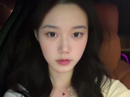 关于“嘉宝”的不当言论,作为益阳自媒体人,向常德同胞致歉… 作为益阳自媒体人,我承诺今后将以更高的标准要求自己:坚守法律底线,坚决抵制历史虚无主义和地域歧视;传播正能量,讲好益阳与常德的互助故事、湖南的红色历史;主动搭建沟通桥梁,让两地“一家亲”的情谊在理性交流中愈发深厚。也恳请常德同胞能够相信,益阳人民始终珍视与常德的深厚情谊,个别阴霾终究遮不住两地团结的阳光。
我没有资格代替任何人道歉,我的言论也只能代表我个人,但是我相信大部分益阳人民都是不认同王某言论的,我发这个视频也只是想表达自己的态度和立场。大部分益阳人都是有素质、懂是非的,王某言论只是个人言论。也请无论是个人还是组织都不要以此次事件有组织有预谋的借题发挥抹黑益阳的城市形象。
再次说声对不起,愿我们以此次事件为戒,共护历史记忆、共守地域团结,让湘楚大地的手足之情绵延不息。#湘超 #常德vs益阳 #嘉宝