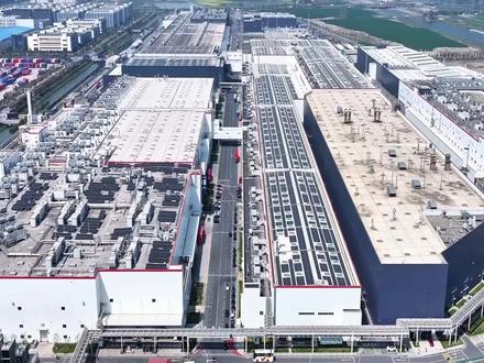 这就是首富马斯克投资170亿,在上海开的特斯拉超级工厂, 平均30秒造一辆车,年产高达95万辆,堪称打工界的天花板#航拍 #科普 #涨知识 #我要上热门 #打工人