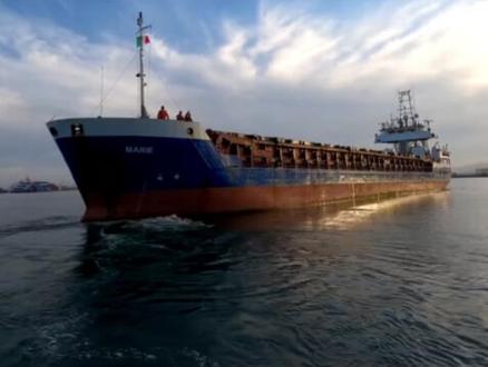 来自美国的艘次已降为0 美国或失去中国1600万吨大豆订单 眼下美国大豆正值丰收季,但不少美国豆农在社交平台晒出堆积如山的豆子,感叹“大豆无处可去”。与此同时,来自南美的大豆船正源源不断驶向中国。今年1至9月,美国粮食运输船靠岸艘次同比下降56%,从72艘降至32艘,这是因为自7月起,来自美国的粮食运输船在该码头靠岸艘次已降为0。大豆对美国农业出口很重要。2024年,美国出口大豆金额达245.8亿美元,位居美国农产品出口首位,占美国农产品出口总额的14%。其中,中国就买走了一半以上的大豆,而今年,在秋收开始前的1月至7月,美国对中国大豆出口量仅为590万吨。自今年5月以来,中国已停止购买美国大豆。如果中国在11月中旬之前仍未重返美国市场,美国损失的对华大豆订单可能高达1400万至1600万吨。最近,美国也在拼命找买家,敦促非洲、亚洲等国家增加采购。