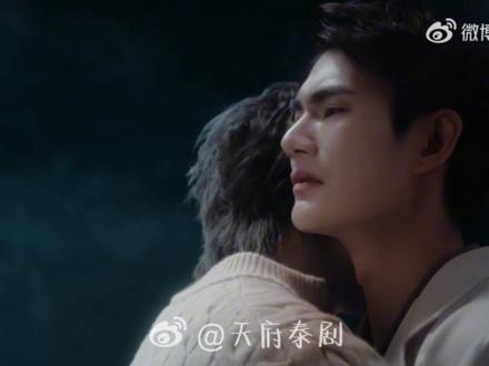 《死神的恋人》(The Grim Lover)是2026年泰腐新剧,改编自作家alittlebixth的同名BL小说,由Pavel Naret和Pooh Krittin主演。
播出时间:2026年,具体日期待官宣,已在Change2561新剧推介会发布先导预告。
故事核心设定 😯
主角:麻醉师Won、爱人Fah、死神Sibsi(与Fah长相一样)。
背景:Won在车祸中失去爱人Fah,又因一名患者(撞死Fah的肇事者)抢救无效死亡,被主治医生诬陷为蓄意杀人,陷入绝望想自杀。
转折:Won寻死时遇到长相酷似Fah的死神Sibsi,Sibsi阻止其自杀并陪伴他,助他洗清罪名,两人展开一段跨越生死的情缘。
主题:聚焦生死、救赎、真相与禁忌之恋,探讨人类与死神之间的情感界限与命运走向。
#上热搜 #强烈推荐 #泰腐 #噗帕