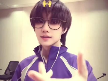 在线蹲一个滋滋墨的手势舞!#张子墨 #锁rnb版 #向全世界安利 #时代峰峻 #音乐