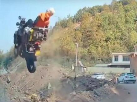 近日,云南一女子骑摩托车时打滑失控冲下土坡,同伴与路人立即上前救援,所幸女子并无大碍。当事人回应:因当天骑行疲劳、跟车过近引发事故,提醒大家引以为戒。