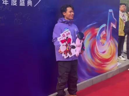 星娱计划荒野林北,同歌手网红走红地毯 @荒野 林北 @老六荒野【路飞】 #明星大咖 #现场直击 #明星云集 #张家界七星山