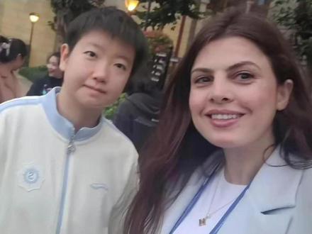 太松弛!孙颖莎欢迎晚宴瞎溜达看烟花,和外国美女合影笑容可爱