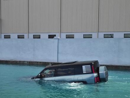 仰望U8应急浮水功能
#抖音汽车人共创计划 #比亚迪仰望 #仰望U8 #带你玩艇