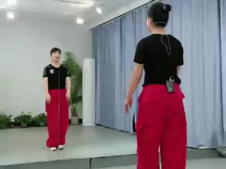 一身洒脱自在,心随清风,沉醉于山河之中,乘风而行 #潇洒醉风行#没关系我会救自己千千万万次 #适合初学者 #背面教学 #最潮广场舞。