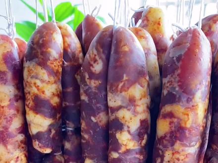 地道的川味麻辣香肠,肥肉晶莹剔透瘦肉特别有嚼劲,那叫一个过瘾,现在这个天气已经适合自然风干了,姐妹们做起来吧#香肠