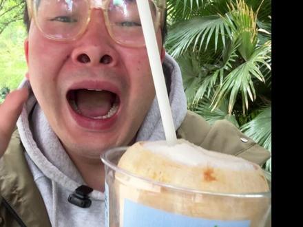 瑞幸新品!一整颗生椰真的很神圣啊! #测评 #抖音美食推荐官 #瑞幸 #生椰拿铁 #一整颗生椰