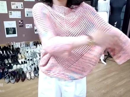 〈彩虹〉几何镂空蝙蝠衫
三角镂空 时尚感超足 蝙蝠开衫 中袖 几何图形 冰丝线 彩虹 各种各样的颜色 黄的绿的粉的红的橙的
冰丝段染彩虹线+一根棉线 配白色裤子特别的好看
#爱生活爱编织 #抖音921好物节 #妙安的轻奢清欢 #显瘦穿搭 #谁穿谁好看