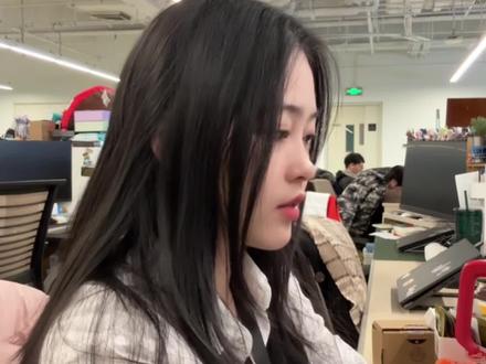 丙烯马克笔30分钟速涂教程(邪修版) 下班后很适合摸一张丙烯马克笔小画,涂起来很解压!分享一下我流起稿上色叠色方法,希望对大家有帮助~#画画 #手绘 #丙烯马克笔 #丙烯马克笔教程