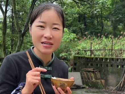 #紫苏全身都是宝,相信很多人都不知道,小时候农村随处可见的野蔬菜营养价值竟然这么高吧?紫苏酱不仅去腥增香,还是万能的美食配菜!今天做个万能的紫苏酱,蒸鱼淋上它,口感鲜香细腻爽滑!太下饭了!#美食 #三农 #农村生活 #跟着抖音学做菜 #农村美食