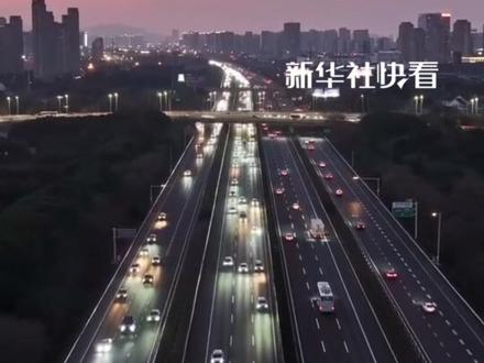 “高速上前方遇到电车 要保持车距”。男子分享:前方的电车在高速上突然减速刹车,但是刹车灯没亮。他表示:“经查询,有些电车动能回收时刹车灯不亮”@悦己(分享)