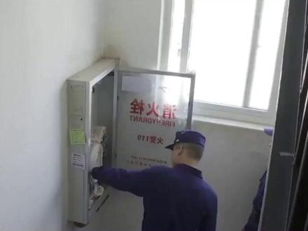 消防隐患有哪些?工厂必看#上海消防安全评估天骄消防 消防隐患有哪些❓工厂必看👀
【平面布局 & 结构】
📍 消防车道、登高面被堵死/占用!消防车进不来=救命通道断了!
📍 建筑间距不足,火烧连营风险MAX!
📍 甲/乙类仓库存地下?NO!(特殊工艺除外)
📍 厂房仓库塞员工宿舍?重大隐患!快清空!
📍 耐火等级不够?防火分隔被破坏(门、卷帘损坏)?火烧起来拦不住!
📍 彩钢板房芯材不防火(低于A级)?火烧速燃太可怕!
📍 易燃易爆品乱存乱用?尤其地下、人员区、住人区!💥
【安全疏散 - 生命通道】
📍 安全出口数量不够?完全被堵死/锁死/封死?逃生无门!
📍 楼梯间形式不对?防火门损坏?烟雾锁喉!
📍 疏散通道、楼梯、出口装铁栅栏、卷帘门?关键时刻要命!
📍 应急照明、疏散指示标志:没有?坏了?电不够用?黑暗中的绝望!
【消防设施 - 救命法宝】
📍 消火栓没水?水泵启动不了?形同虚设!
📍 自动喷淋、报警系统该装没装?装了却瘫痪?(控制器没电/故障/联动失效、水泵启不了、报警阀坏...)
📍 防排烟系统失效?浓烟才是头号杀手!
📍 消防电梯用不了?高层救援受阻!
【电气安全 - 隐形炸弹】
📍消防用电负荷等级不够?专用回路都没有?
📍 末端配电箱不能自动切换电源?断电就抓瞎!
📍 电线直接敷在可燃物上?插座开关烧蚀发黑?老化了快换!🔥
📍 爆炸危险区没做防爆?火花一点就爆!
【管理漏洞 - 人祸之源】
📍 消控室值班员无证上岗?不会操作等于零!
📍 消防水泵、报警阀该“自动”却打“手动”?延误战机!
📍 该开的阀门被关闭?系统直接废掉!
📍 外窗、救援口装死栅栏?里外都打不开?等死!
📍 动火作业不审批、无证操作、现场无防护?玩火自焚!
📍 灭火预案是摆设?从不演练?真出事全懵圈!
#预防火灾隐患 #消防 #消防安全 #消防安全评估 #消防隐患有哪些
上海天骄消防,成立于2010年,《社会单位消防安全评估导则》标准编写单位,专业第三方消防安全评估机构,资质齐全,经验丰富,建筑消防安全咨询评估报告官方认可,验厂、年审、保险公司、集团年审可用。
部分消防安全评估项目:
巴斯夫化工消防评估
华谊新材料消防安全评估
优月仓储消防安全评估
捷音汽车厂房消防安全评估