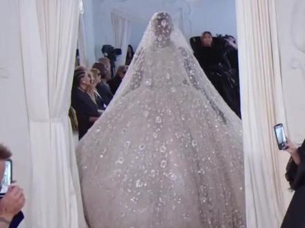 巴黎世家红毯大翻车,模特没摔倒算她运气好,还好音乐够长,否则更尴尬#巴黎世家 #balenciaga #巴黎高定周 #翻车现场