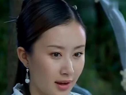 新版《刘三姐》:舒畅诠释壮族歌仙的野性与柔情
2010年,舒畅打破过往柔美戏路桎梏,在电视剧《刘三姐》中担纲女主角,塑造了极具生命力的壮族歌仙形象。她将刘三姐的爽朗泼辣诠释得入木三分,山间对歌时的底气、反抗地主压迫的傲骨都透过屏幕扑面而来;而面对阿牛时的娇羞与深情,又让角色多了一层烟火气,实现了传奇与人性的平衡。在剧中,舒畅以清亮嗓音再现经典山歌,用灵动的表演让刘三姐从民间传说中走出来,成为观众记忆里兼具野性与柔情的银幕经典。