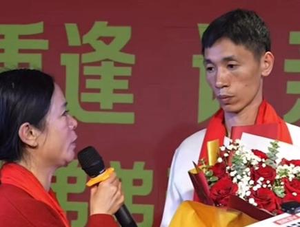 #宝贝回家之万家团圆 整个感观下来,我发现真的。李鑫的养家把他养得挺好的。这才真的是养父母吧,这个确实挺难得的。