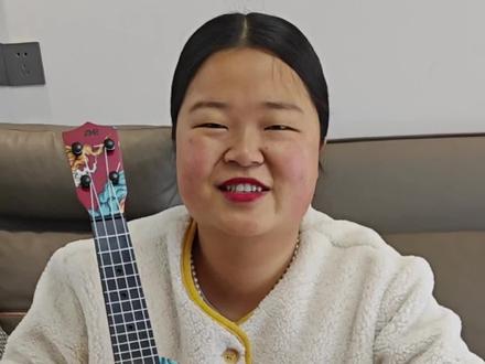 尤克里里 孩子喜欢音乐,就给它安排这个儿童小吉它吧!它是专为宝宝设计的启蒙乐器,能发出清脆的声响,可以激发宝宝对音乐的兴趣,同时还能锻炼宝宝的手指灵活度。两个宝宝,一人一个#儿童小吉他 #尤克里里 #音乐启蒙