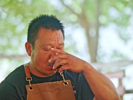 “非遗年味 布朗欢歌”
2月9日,咖叔在施甸山之南景区,与你共品非遗美食——施甸年猪饭。
现场更有布朗族民俗体验、火烧咖啡品鉴、读书会、送春联等丰富活动,多重精彩等你来打卡!